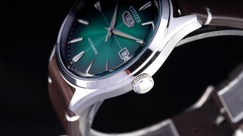 Đồng hồ Citizen C7 NH8390-03X - Bộ vỏ bằng thép không gỉ với núm chỉnh giờ ở góc 3h