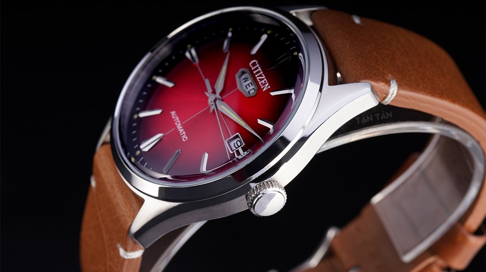 Đồng hồ Citizen C7 NH8390-11X - Bộ vỏ bằng thép không gỉ với núm chỉnh giờ ở góc 3h