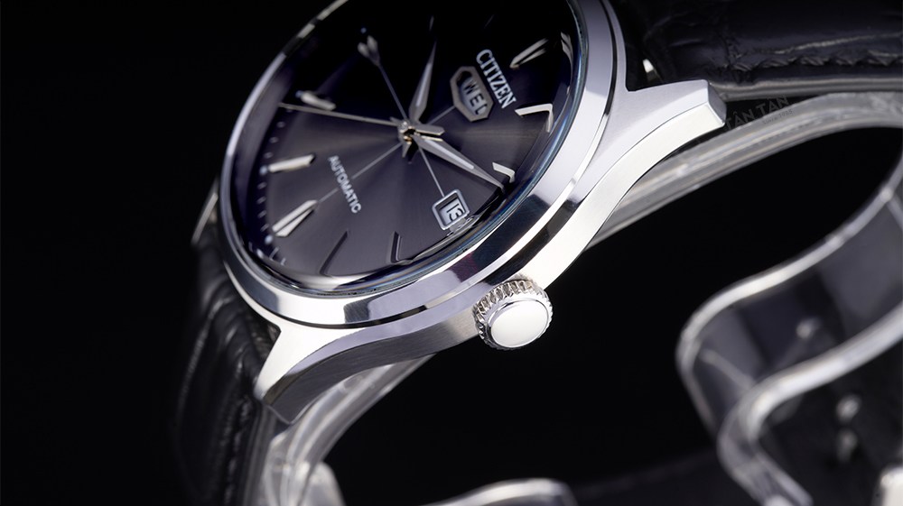 Đồng hồ Citizen C7 NH8390-20H - Bộ vỏ bằng thép không gỉ với núm chỉnh giờ ở góc 3h