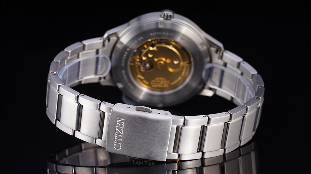 Đồng hồ Citizen NJ0090-81A - Dây Titanium của Citizen NJ0090-81A với khóa bấm chắc chắn