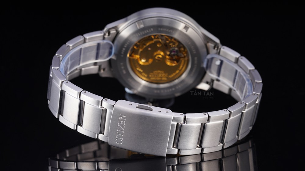 Đồng hồ Citizen NJ0090-81E - Dây Titanium của Citizen NJ0090-81E với khóa bấm chắc chắn