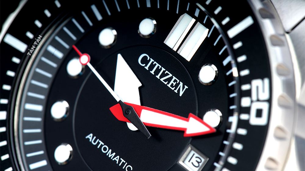 Đồng hồ Citizen NJ0120-81E Logo Citizen nổi bật và ô lịch ngày tiện dụng