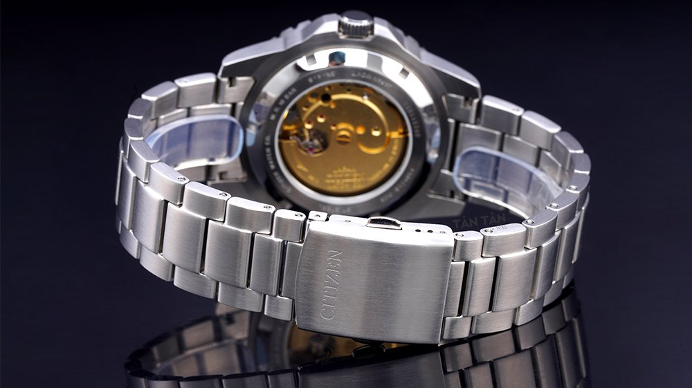 Đồng hồ Citizen NJ0121-89L - Dây đeo thép không gỉ cùng khóa bấm tiện lợi, chắc chắn