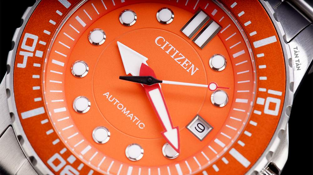 Đồng hồ Citizen NJ0128-80X Logo Citizen nổi bật và ô lịch ngày tiện dụng