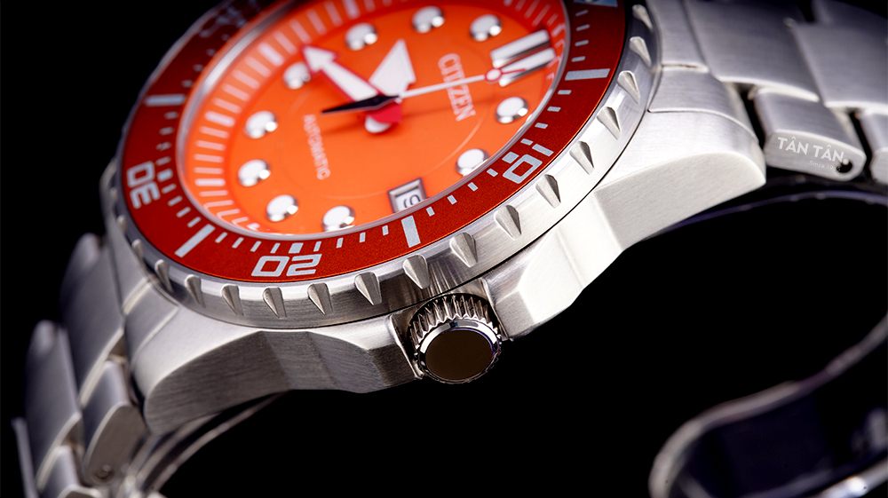 Đồng hồ Citizen NJ0128-80X - Bộ vỏ cứng cáp cùng núm chỉnh tinh tế 