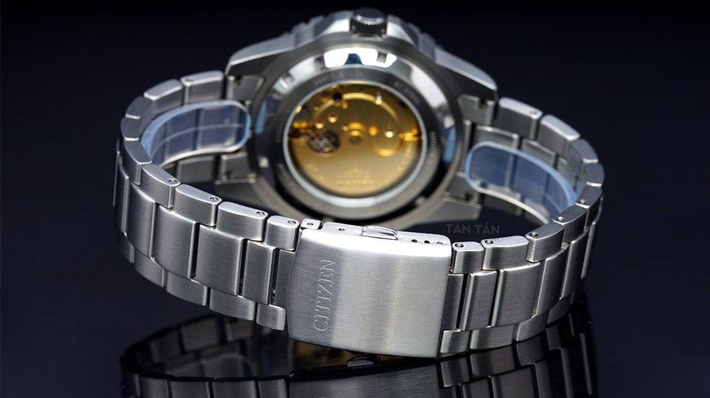 Đồng hồ Citizen NJ0128-80X - Dây đeo thép không gỉ cùng khóa bấm tiện lợi, chắc chắn