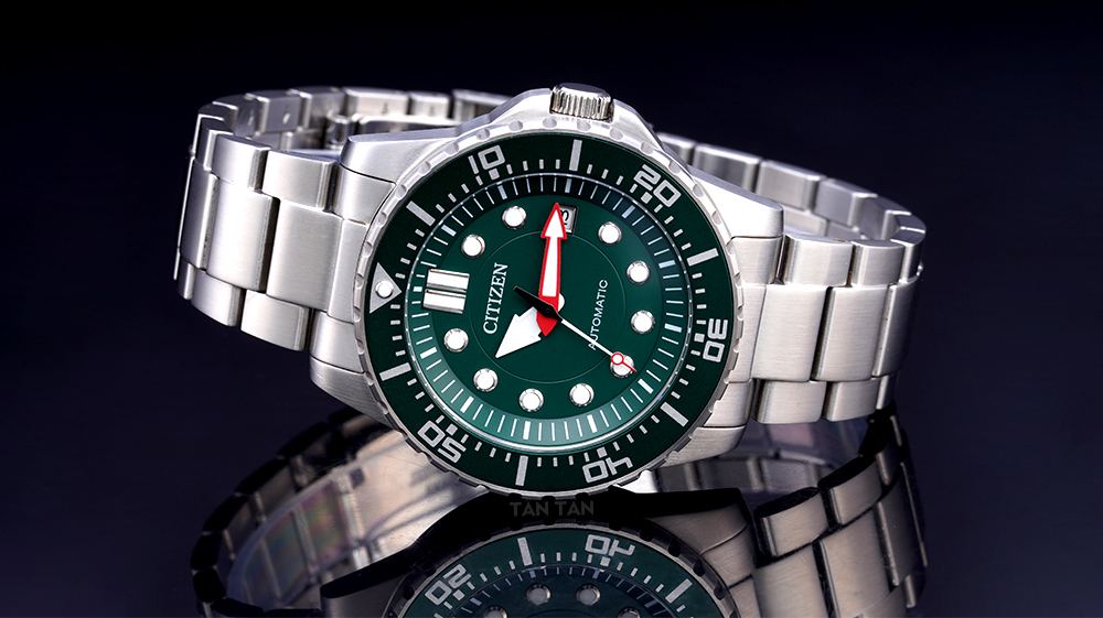 Đồng hồ Citizen NJ0129-87X - Bộ vỏ cứng cáp cùng núm chỉnh tinh tế