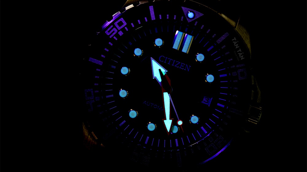 Đồng hồ Citizen NJ0129-87X - Niềng bezel xanh “Hulk” với bộ kim và cọc giờ phủ dạ quang tiện lợi