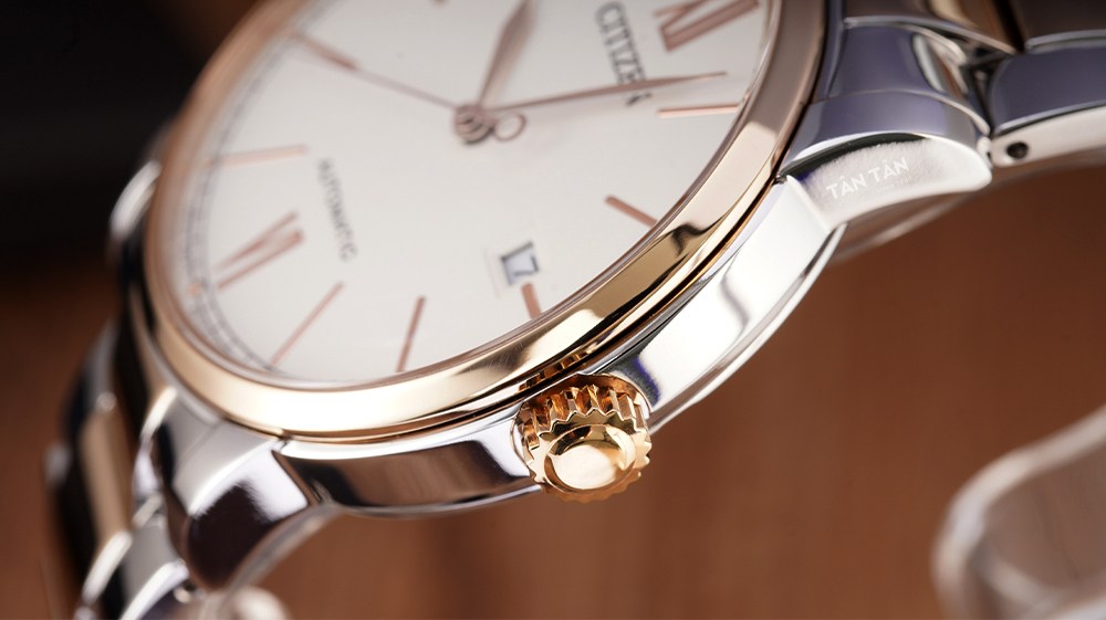 Đồng hồ Citizen NJ0136-81A - Niềng bezel và núm chỉnh mạ vàng hồng nổi bật của Citizen NJ0136-81A