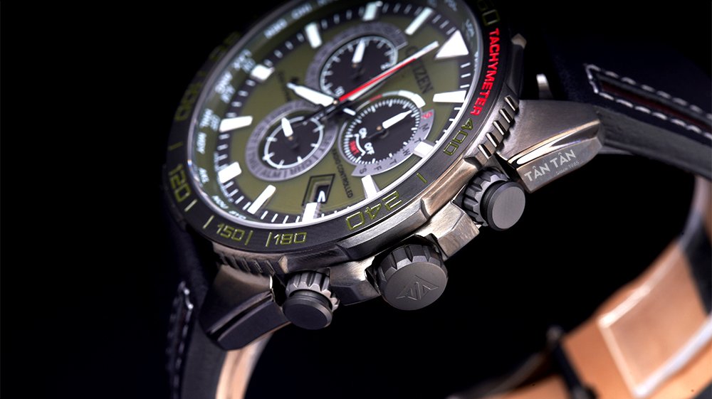 Đồng hồ Citizen CB5037-17X - Bộ vỏ đồng hồ thiết kế góc cạnh với các nút bấm bên cạnh phải