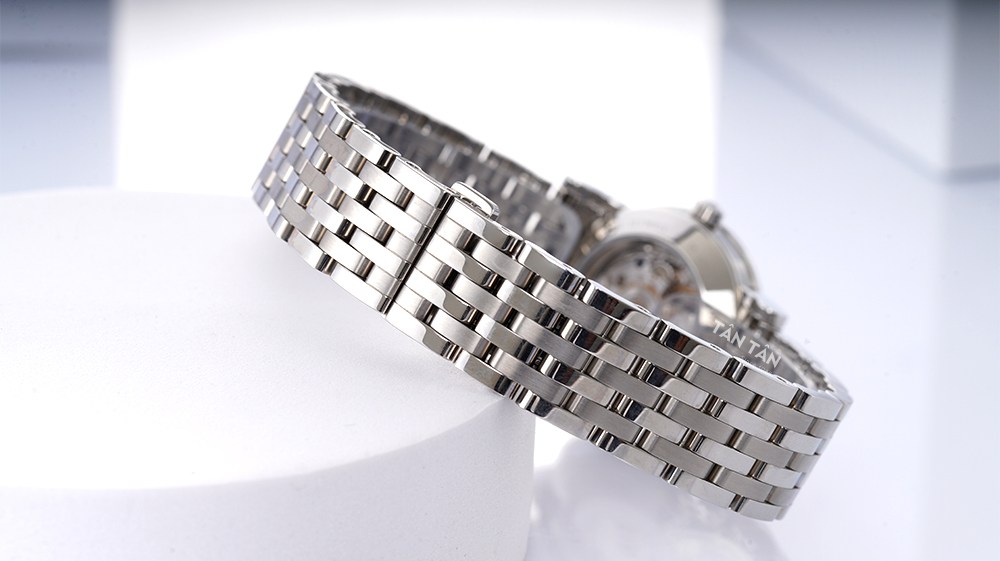 Đồng hồ Movado 0606107 - Dây đeo 7 mắt mềm mại xen kẽ đánh bóng và thớ mờ thu hút