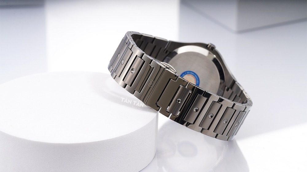 Đồng hồ Movado 0607515 - Dây đeo thép không gỉ chắc chắn cùng các chấm lõm trải dài tinh tế