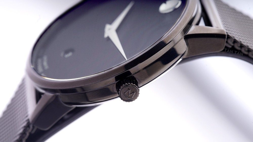 Đồng hồ MOVADO 0607568 - Bộ vỏ thép không gỉ kết hợp cùng núm chỉnh giờ hài hòa với tổng thể