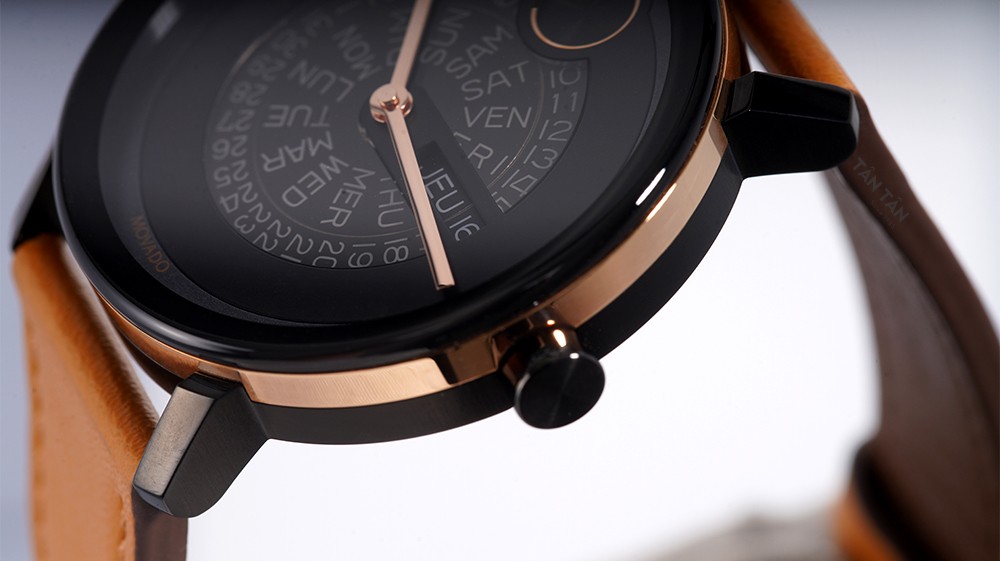 Đồng hồ Movado 3600781 - Bộ vỏ mạ thẩm thấu ion đen với đường vòng vàng hồng làm điểm nhấn