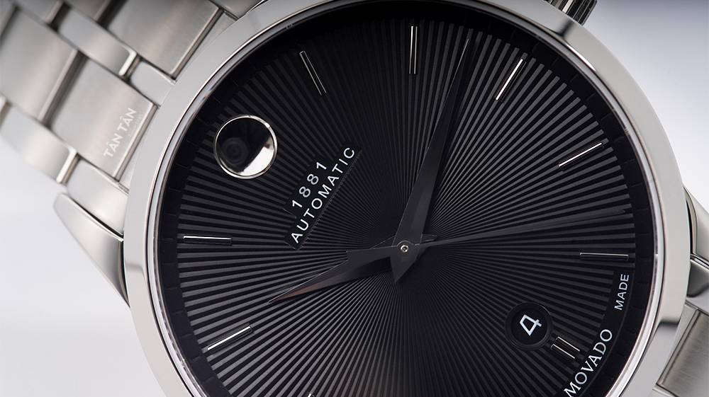 Đồng hồ Movado 0607461 - Bộ kim dauphine và các cọc đơn nổi bật trên mặt số của Movado 0607461