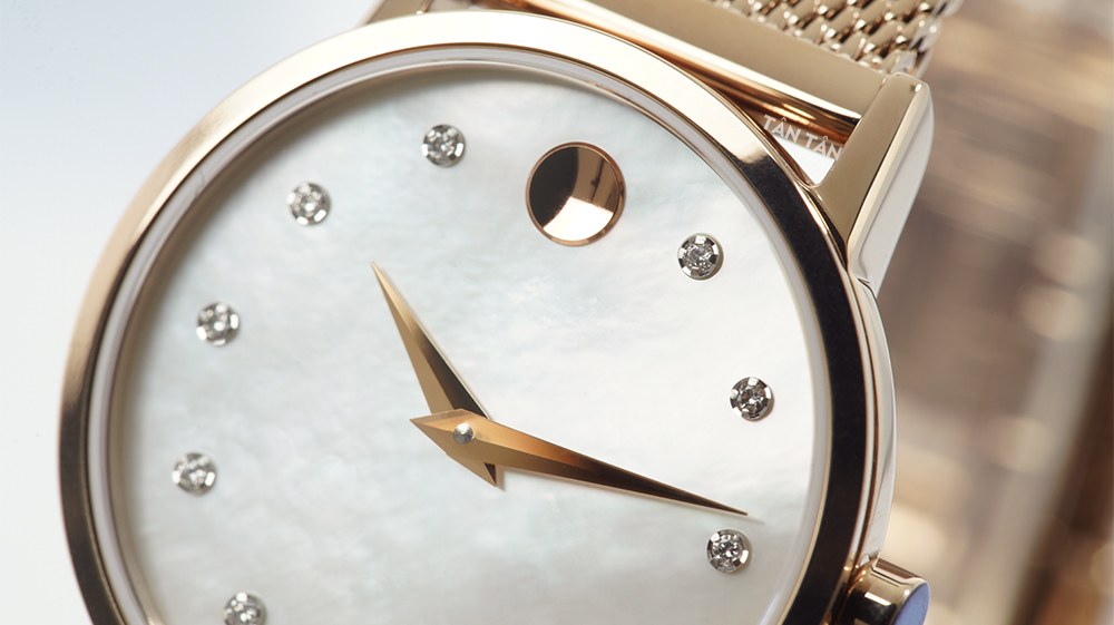 Đồng hồ Movado 0607492 - Bộ kim dauphine được trau chuốt cùng chấm tròn đặc trưng của thương hiệu Movado