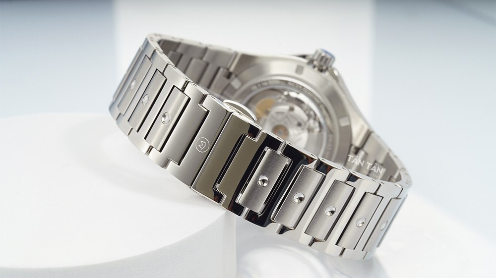 Đồng hồ Movado 0607551 - Dây đeo thép không gỉ được hoàn thiện đến từng chi tiết