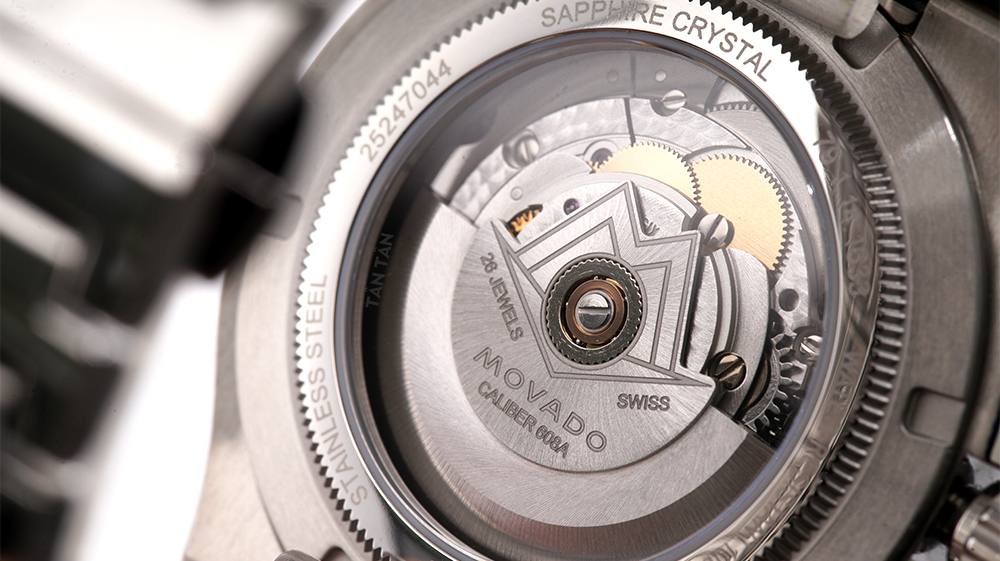 Đồng hồ Movado 0607551 - Mặt sau lộ bộ máy được bao bọc bởi lớp kính sapphire chắc chắn