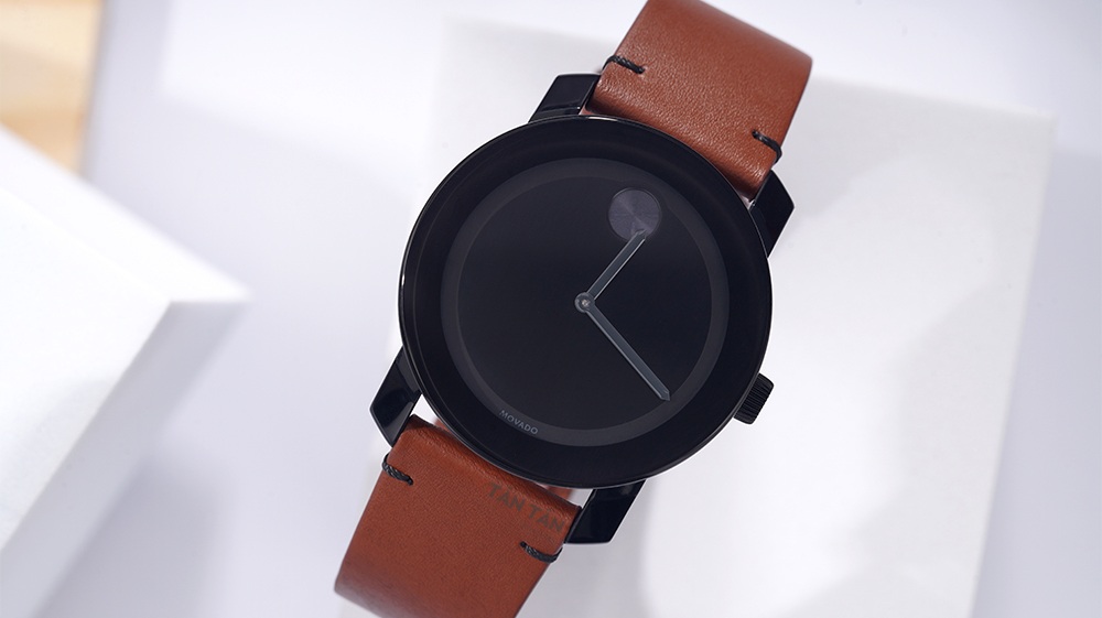 Đồng hồ Movado 3600600 - Mặt số màu đen “một chấm hai kim” của Movado 3600600