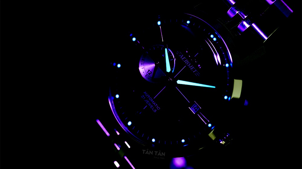 Đồng hồ Bulova 96B375 - Các điểm dạ quang ở vòng ngoài mặt số hỗ trợ xem giờ trong điều kiện thiếu sáng