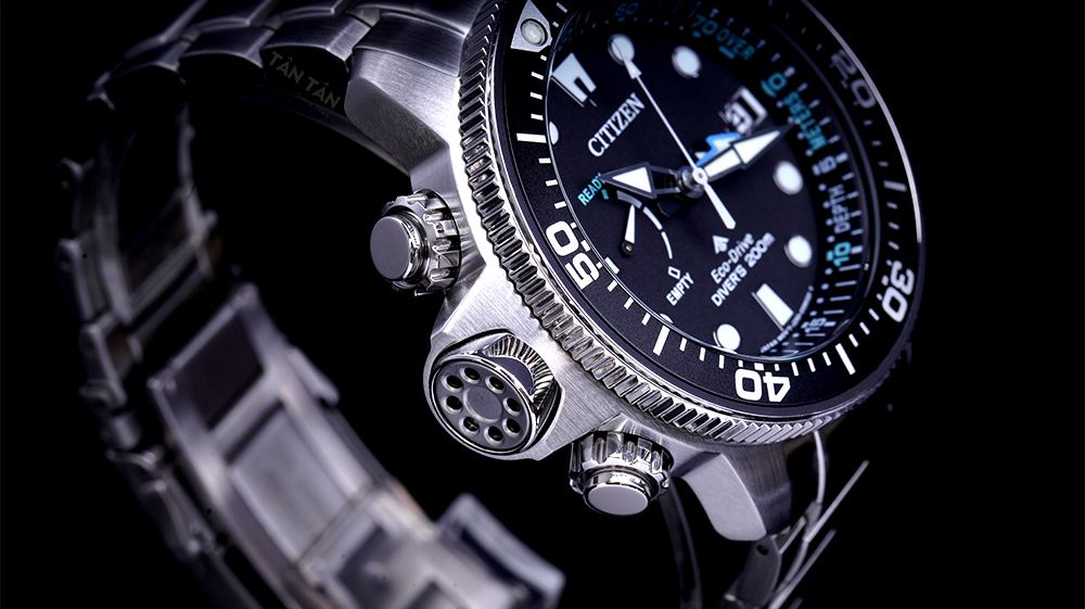 Đồng hồ Citizen BN2031-85E - Bộ vỏ dày dặn được trang bị núm chỉnh screw-down và các nút chức năng tiện ích