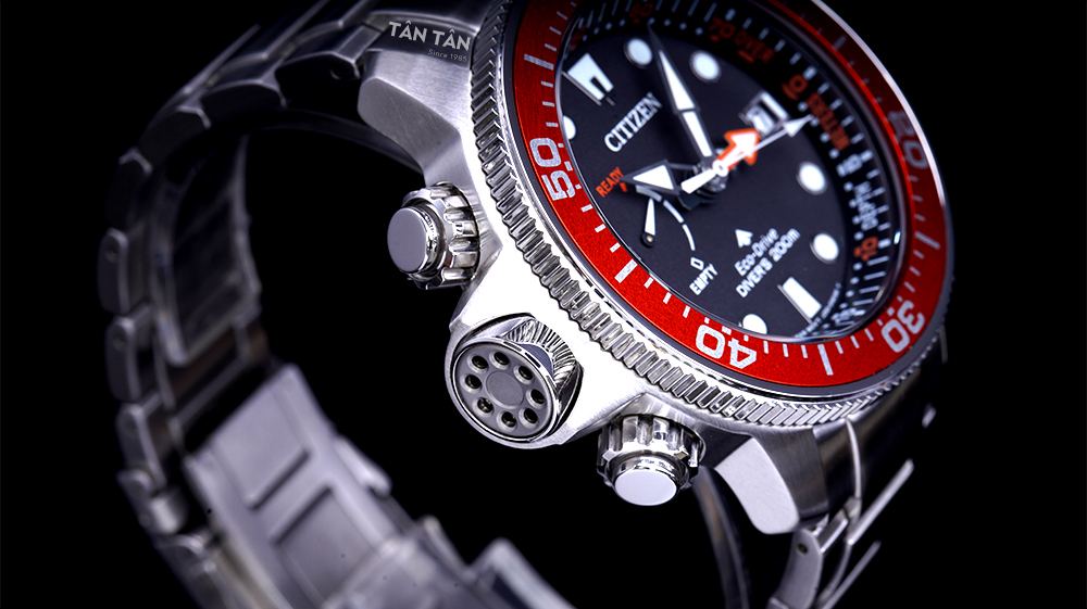 Đồng hồ Citizen BN2039-59E - Bộ vỏ dày dặn được trang bị núm chỉnh screw-down và các nút chức năng tiện ích