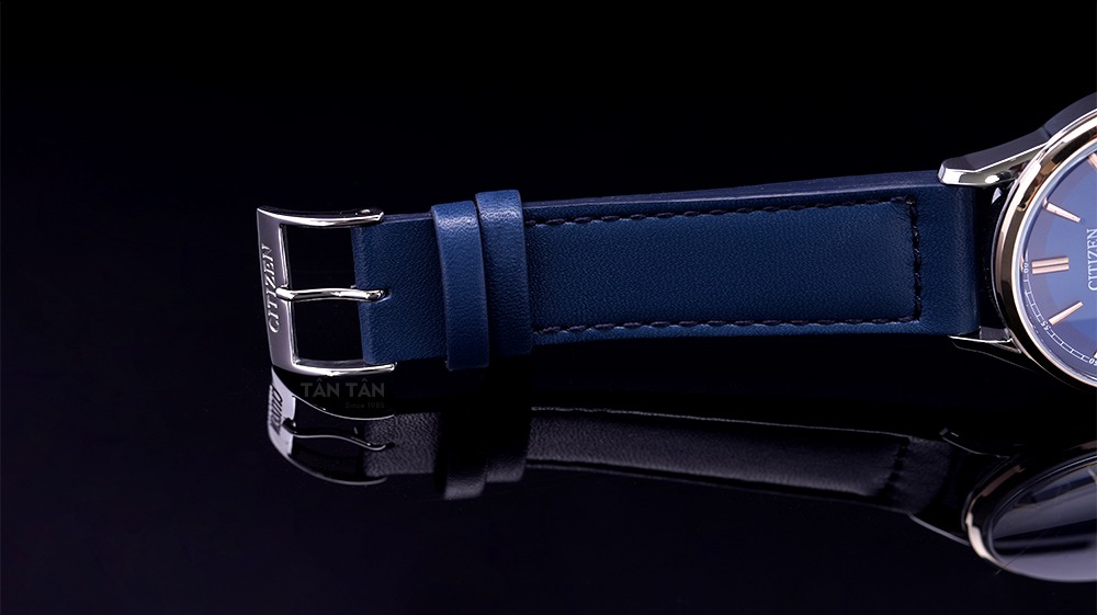 Đồng hồ Citizen NJ0090-13P - Dây da bê mềm mại cùng khóa cài tiện lợi