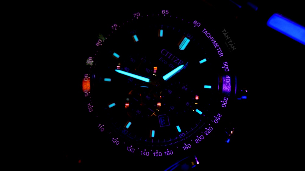 Đồng hồ Citizen CA4458-88E - Hai kim và các cọc giờ được phủ dạ quang