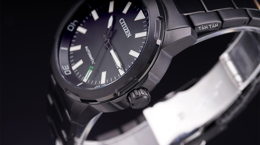 Đồng hồ Citizen NH8375-82E - Niềng bezel được thiết kế sắc sảo cùng núm chỉnh tinh tế