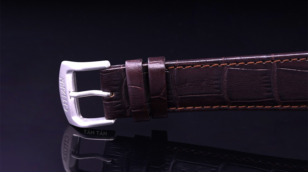 Đồng hồ Citizen NJ0090-13P - Dây da của Citizen NJ0090-13P với khóa cài chắc chắn