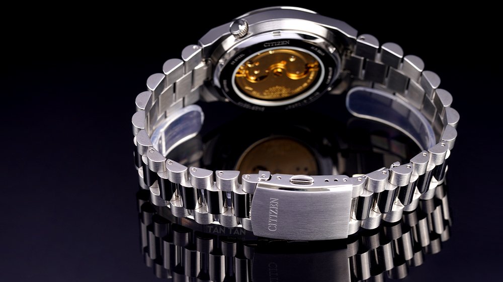 Đồng hồ Citizen NJ0150-81Z - Bộ dây sáng bóng của đồng hồ Citizen NJ0150-81L