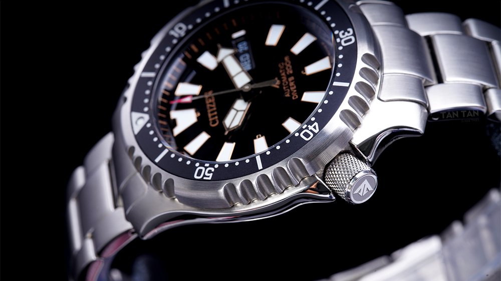 Đồng hồ Citizen NY0090-86E - Bộ vỏ thép cứng cáp cùng núm screw-down khắc nổi logo Promaster