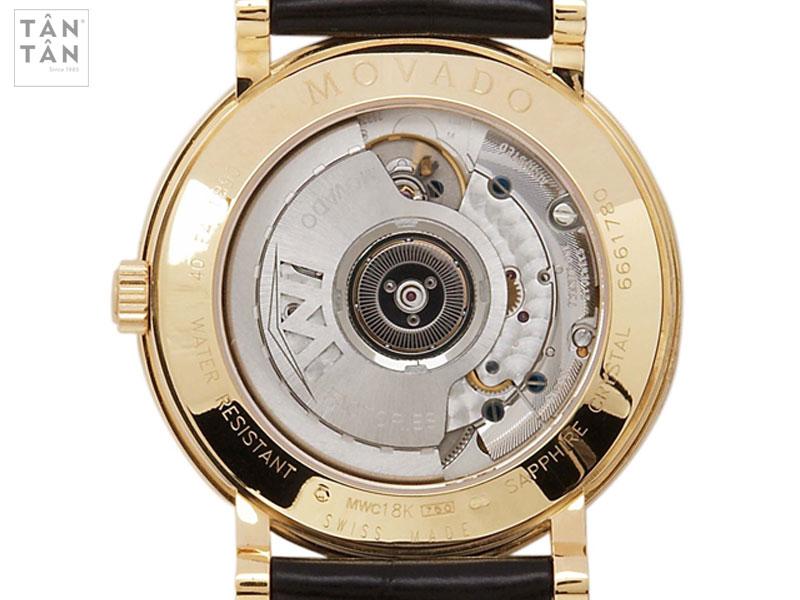 Nắp lưng với các chữ khắc tinh xảo, rõ nét và đúng chính tả của một chiếc Movado thật