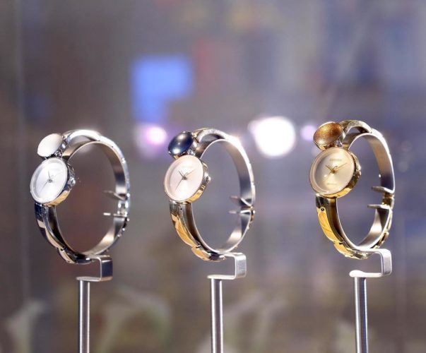 đồng hồ Citizen Eco-drive và đồng hồ Seiko Solar
